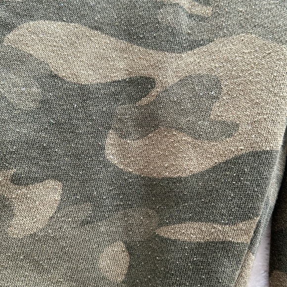 8/$20 Old Navy Camo Joggers Size Small 6-7 - Picture 2 of 5